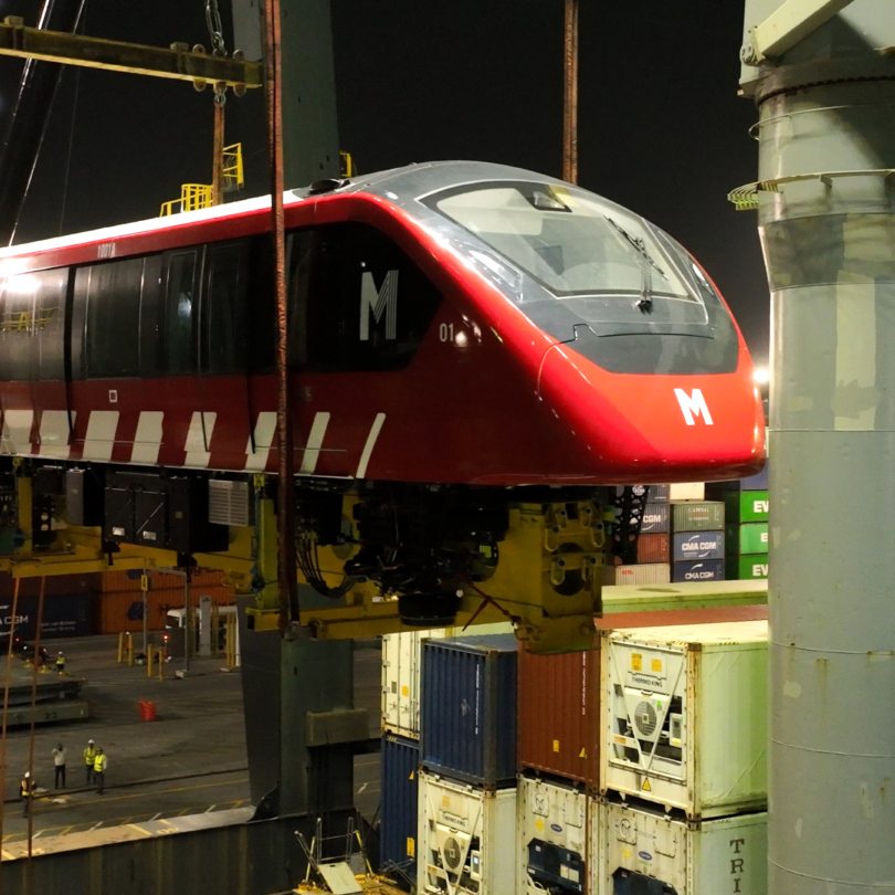 LLEGAN EL PRIMER TREN Y 4 VAGONES DEL MONORRIEL DE SANTIAGO